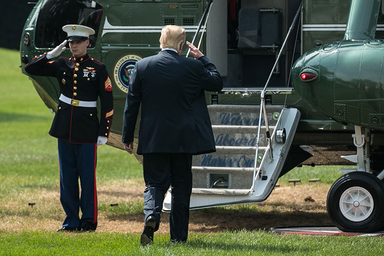 トランプ大統領がエアフォースワンに残りこむ後ろ姿