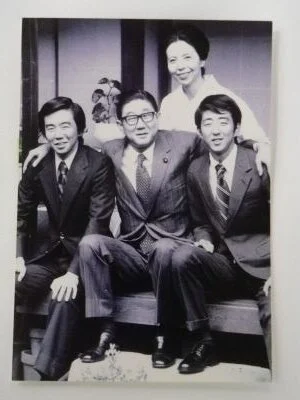 元総理の安倍晋三が若い頃から顔がほぼ同じ！スタイルも変わらない